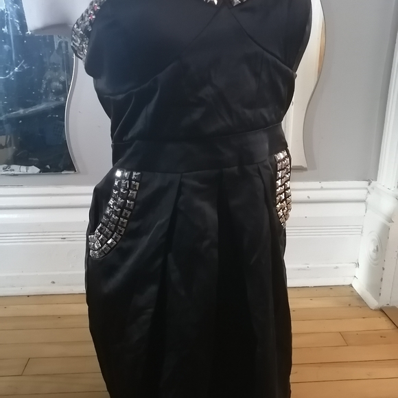 Dresses & Skirts - Strapless party dress (with pockets!)